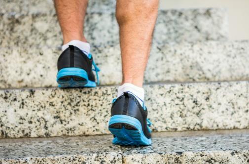 爬樓梯是否會(huì)傷關(guān)節(jié) 合理爬樓梯爬山需做好熱身運(yùn)動(dòng)