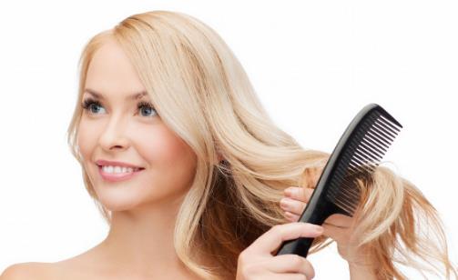 頭發(fā)沒吹干就睡覺會誘發(fā)感冒 不能使用太燙的水洗頭發(fā)