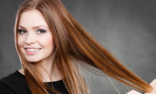 頭發(fā)沒吹干就睡覺會誘發(fā)感冒 不能使用太燙的水洗頭發(fā)