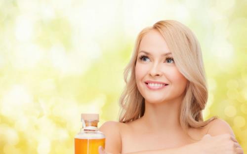 頭發(fā)沒吹干就睡覺會誘發(fā)感冒 不能使用太燙的水洗頭發(fā)