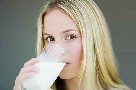 女人多喝牛奶會(huì)有這些好處