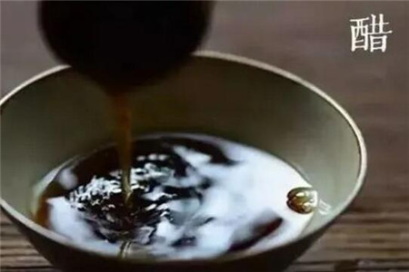 用醋泡腳有什么好處，用白醋還是陳醋