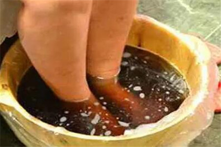 用醋泡腳有什么好處，用白醋還是陳醋