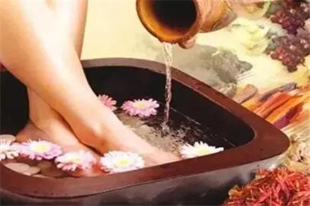 用醋泡腳有什么好處，用白醋還是陳醋