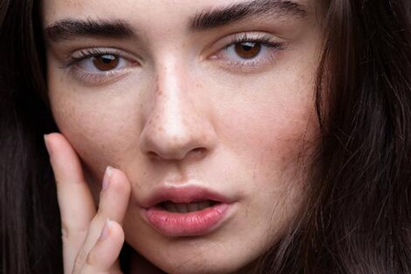 臉上長(zhǎng)斑是因?yàn)槭裁丛蛞鸬模窟@五個(gè)因素要改善治療好