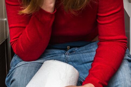 肛裂是怎么回事？這五個誘因的原因及時改善治療