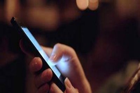 關燈看手機對人體有哪些危害，學會護眼小知識更健康