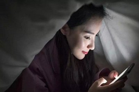 關燈看手機對人體有哪些危害，學會護眼小知識更健康