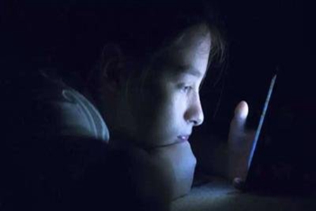 關燈看手機對人體有哪些危害，學會護眼小知識更健康